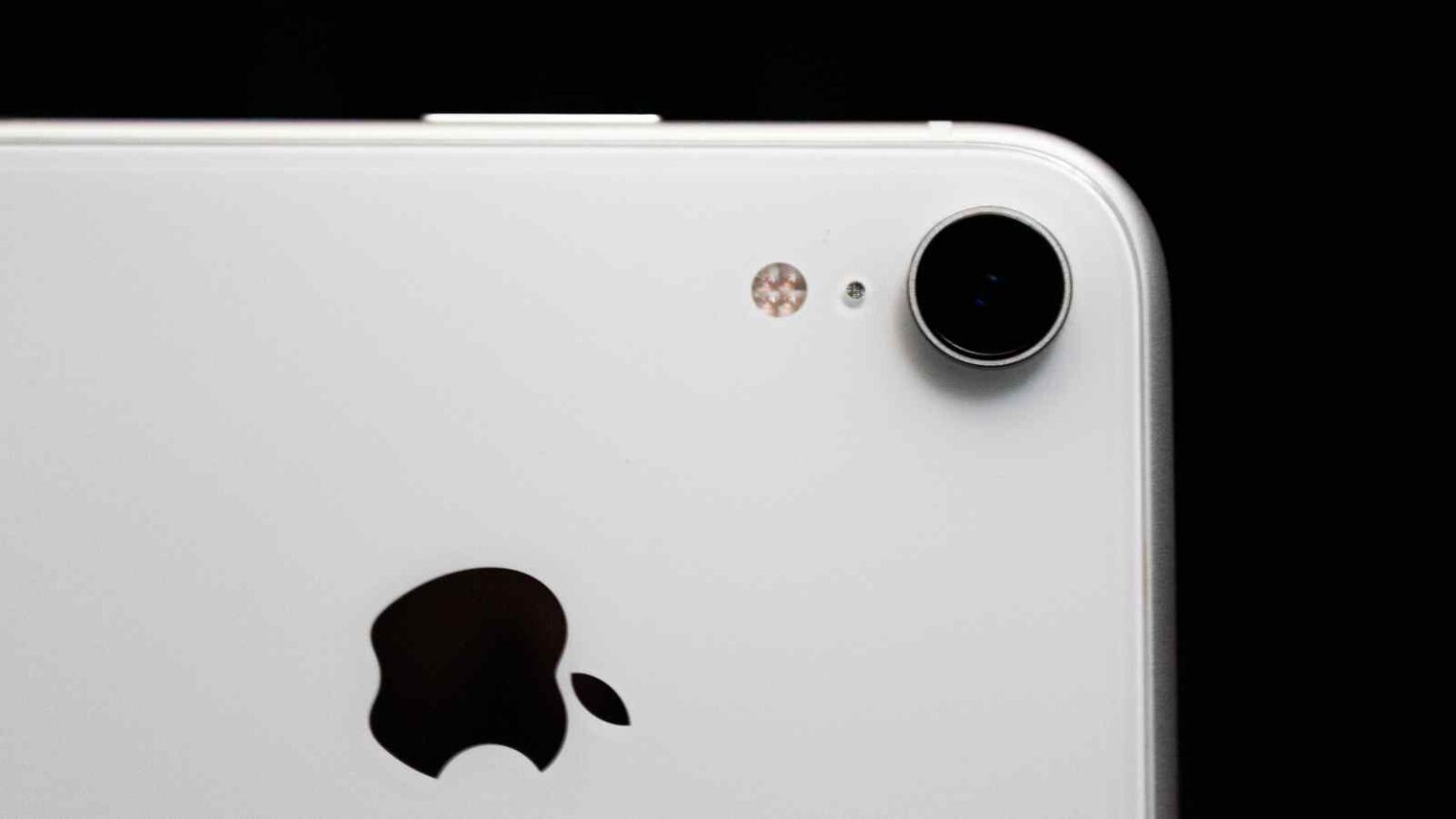 Trump impone un dazio del 25% sugli iPhone prodotti fuori USA, ma per Apple tornare alla produzione americana resta complicato.