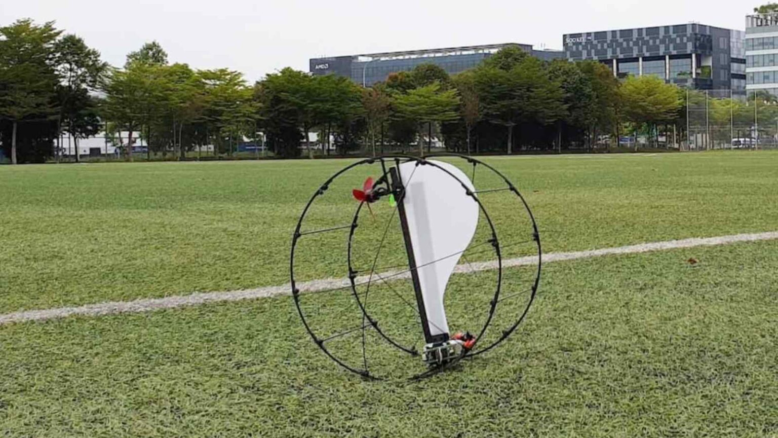 ATOM è un robot minimalista che vola e rotola con due attuatori, esplorando ambienti difficili con agilità e semplicità.