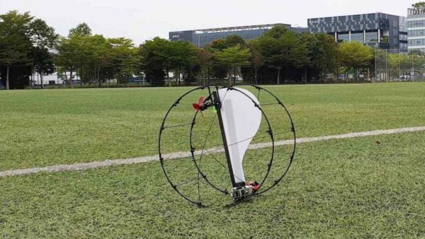 ATOM è un robot minimalista che vola e rotola con due attuatori, esplorando ambienti difficili con agilità e semplicità.