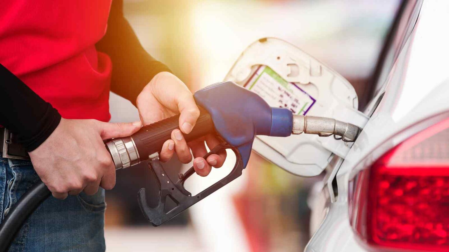 Attacco in Medio Oriente fa salire il petrolio, rischio aumenti benzina in estate; Codacons chiede controlli e interventi urgenti.