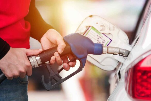 Prezzo del petrolio schizza: cosa rischia la benzina in estate