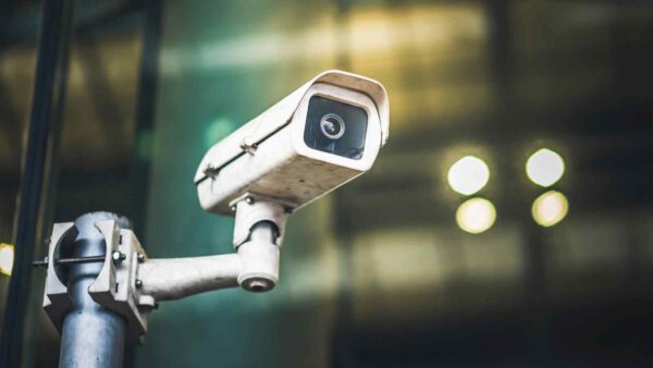 Oltre 40.000 telecamere di sorveglianza in tutto il mondo sono esposte online, mettendo a rischio la privacy degli utenti.