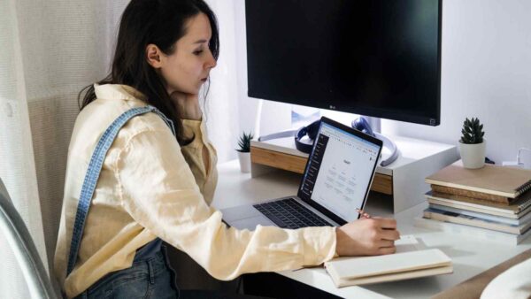 Uno studio MIT mostra che usare ChatGPT per scrivere riduce drasticamente l’attività cerebrale degli studenti nel tempo.