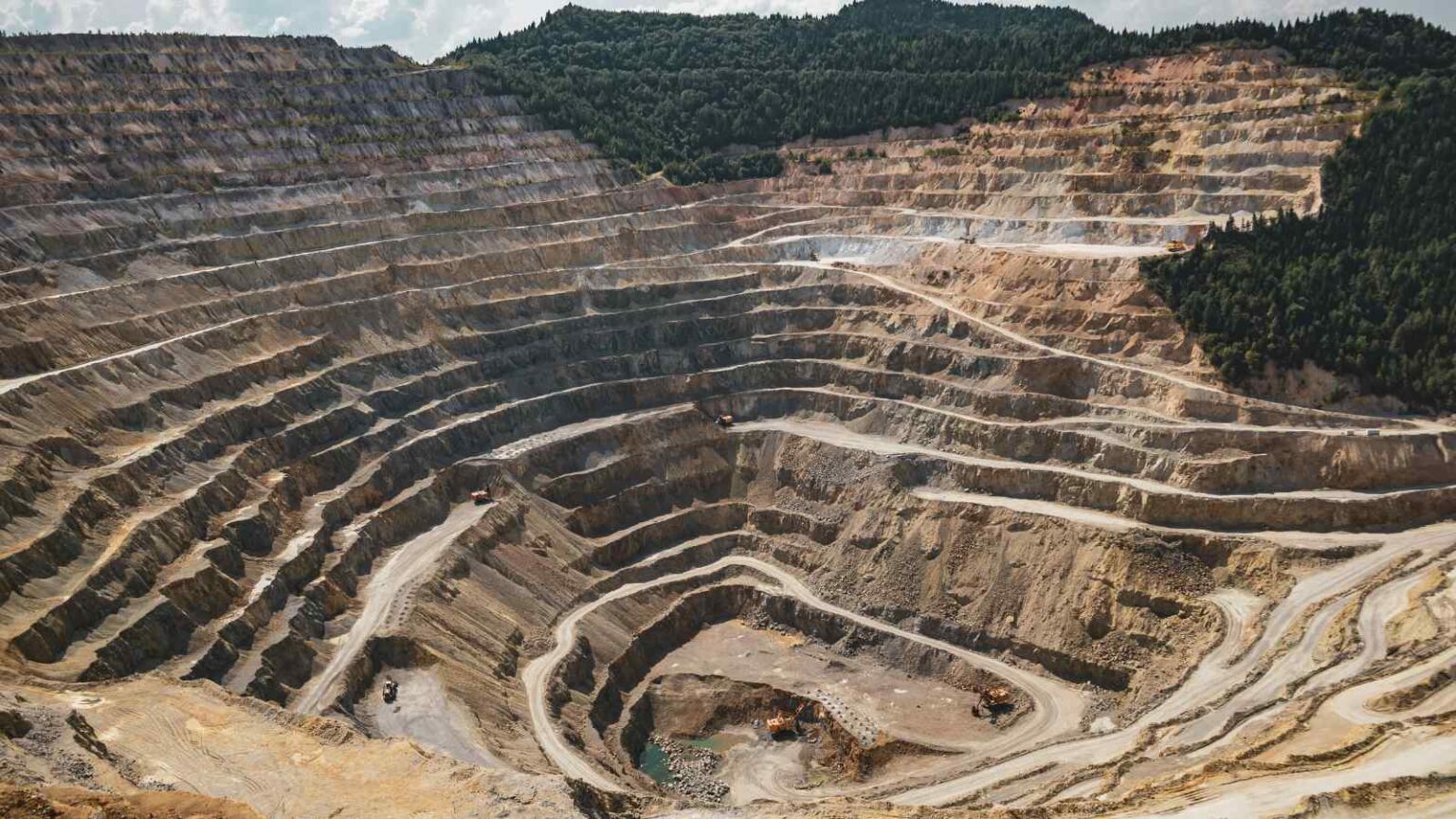 Convertire miniere dismesse in parchi solari potrebbe generare 288 GW di energia pulita e creare migliaia di nuovi posti di lavoro.