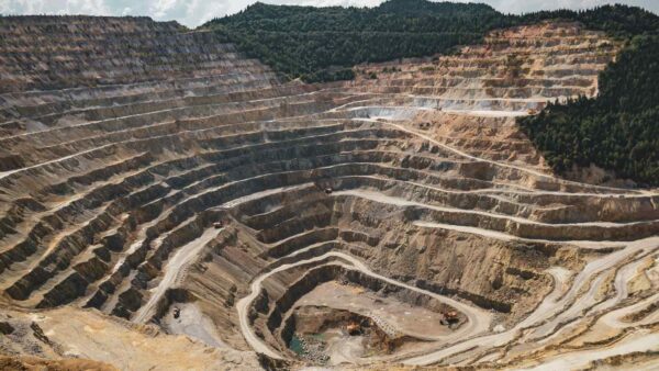 Convertire miniere dismesse in parchi solari potrebbe generare 288 GW di energia pulita e creare migliaia di nuovi posti di lavoro.
