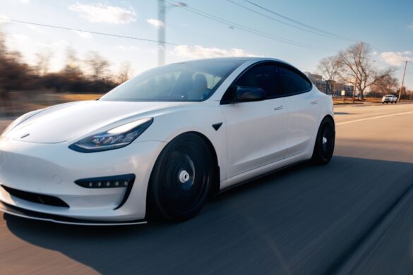 Auto elettrica scambiata per una Tesla: ecco la verità
