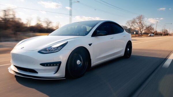 Auto elettrica scambiata per una Tesla: ecco la verità