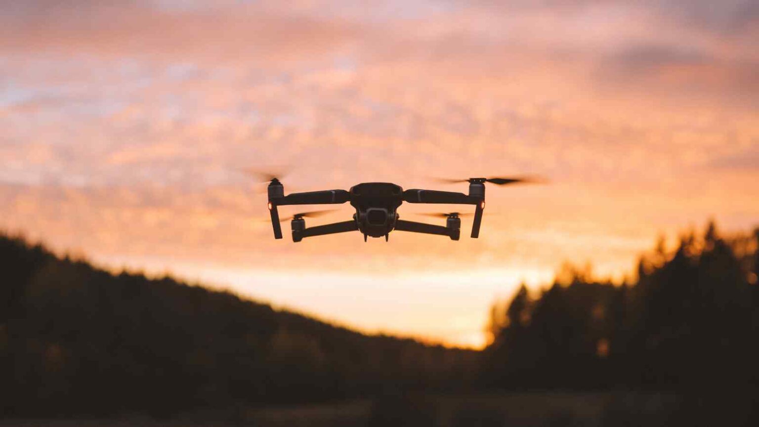 HORNET è un drone terrestre autonomo che trasporta fino a 350 kg, naviga senza GPS e funziona anche con comunicazioni interrotte.