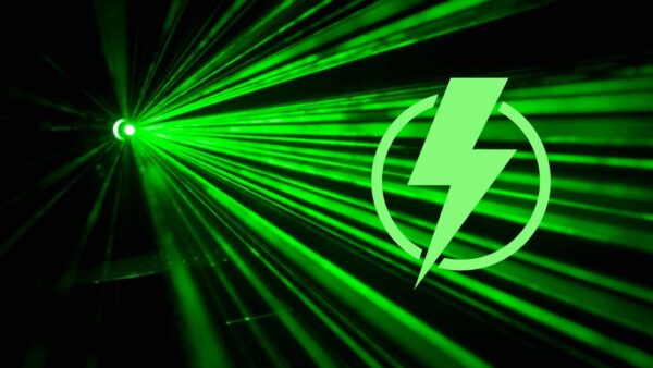 DARPA trasmette 800 watt via laser per 8,6 km: un record che apre nuove possibilità per l’energia wireless in scenari reali.