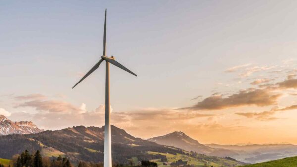 La Cina testa con successo la turbina eolica più potente al mondo: 26 MW, 150 m di pale, energia per 55.000 case e resistenza ai tifoni.