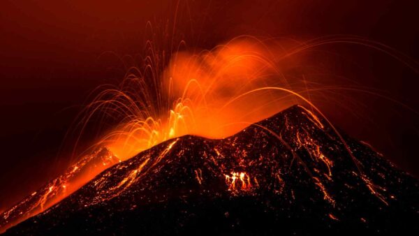 L’Etna ha eruttato con la sua attività più forte dal 2014, monitorata da satelliti, con crolli e emissioni di gas pericolosi.
