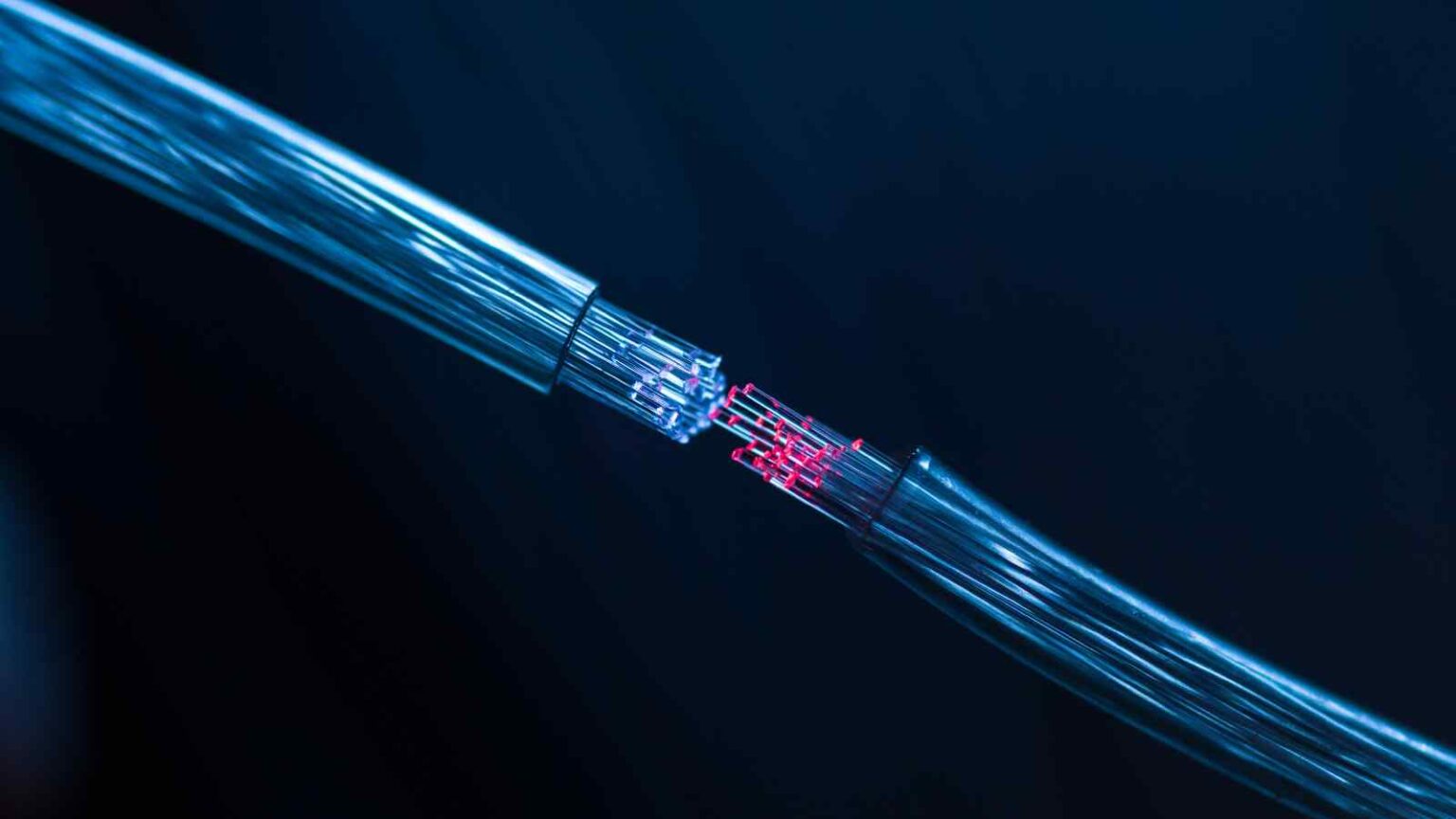 Scienziati convertono la luce laser in energia elettrica tramite fibra ottica, superando il 53% di efficienza e aprendo nuove applicazioni.