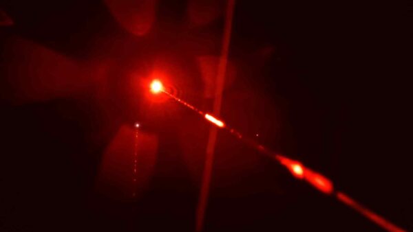 Uno YouTuber crea un laser da 250 watt che brucia diamanti e incanta il web con scienza estrema e ingegneria DIY fuori scala.