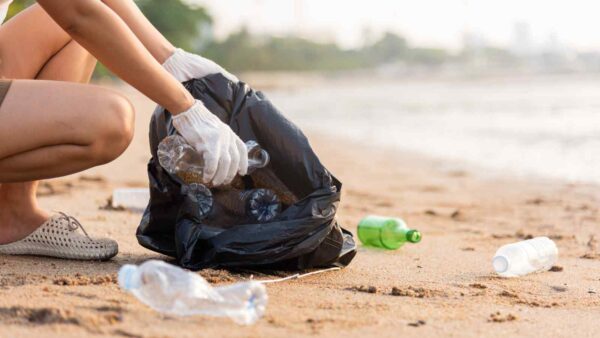 Le leggi anti-sacchetto monouso riducono drasticamente i rifiuti sulle spiagge, dimostrando l’efficacia di tasse e divieti.