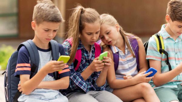 Smartphone vietati anche alle superiori: la scuola italiana promuove un uso più consapevole e regolato della tecnologia in classe.