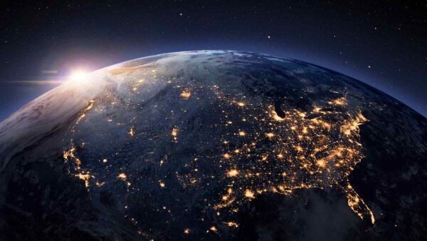 L’astronauta Jonny Kim cattura un time-lapse unico dallo spazio, mostrando aurore, fulmini e luci delle città in orbita sulla Terra.