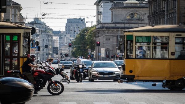 traffico milano scaled min
