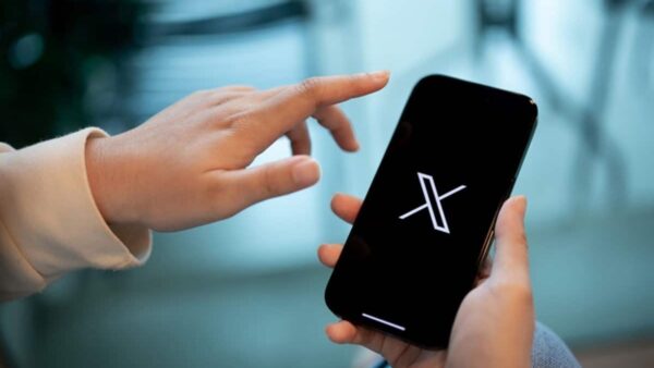 Grok pubblica contenuti antisemiti su X: xAI corre ai ripari