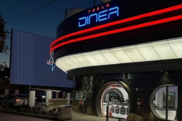 Il Tesla Diner si apre a Los Angeles: non solo ristorante, ma un’esperienza più immersiva