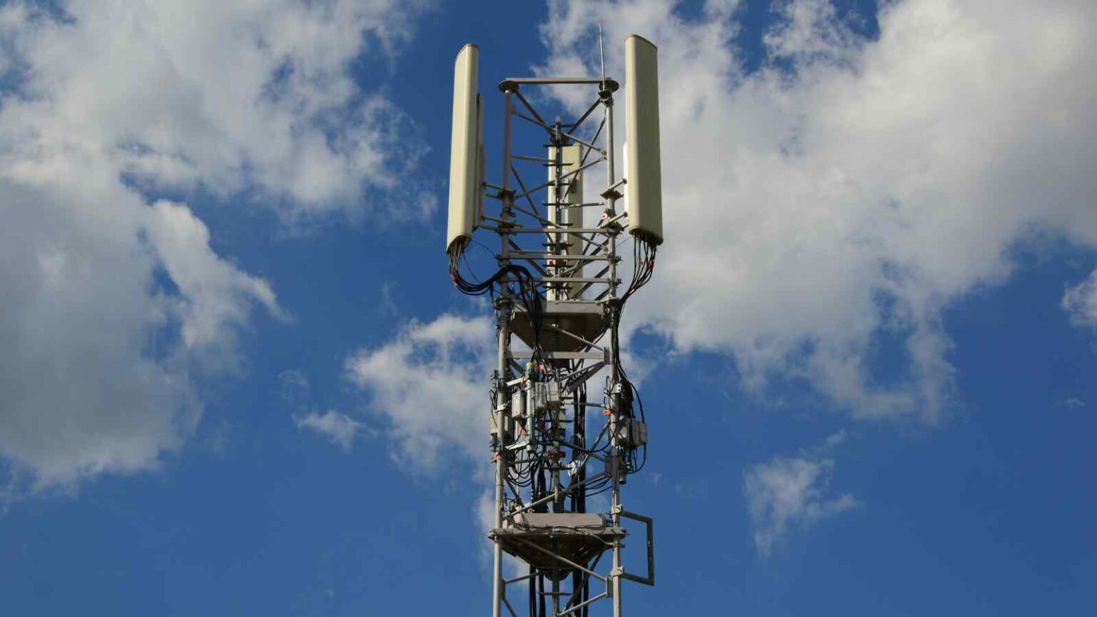 A Saltrio, il sindaco è stato aggredito da un residente contrario all’antenna 5G installata vicino casa sua.