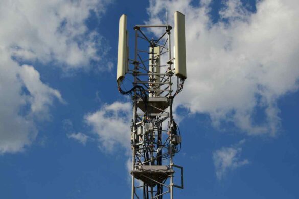 Tecnologia e paranoia: il sindaco picchiato per un’antenna 5G