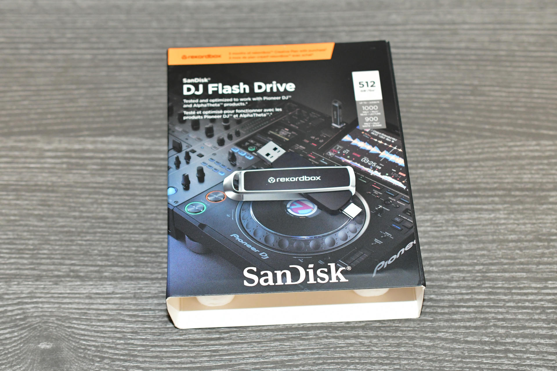 DSC SanDisk DJ Flash Drive da GB DSC SanDisk DJ Flash Drive da GB