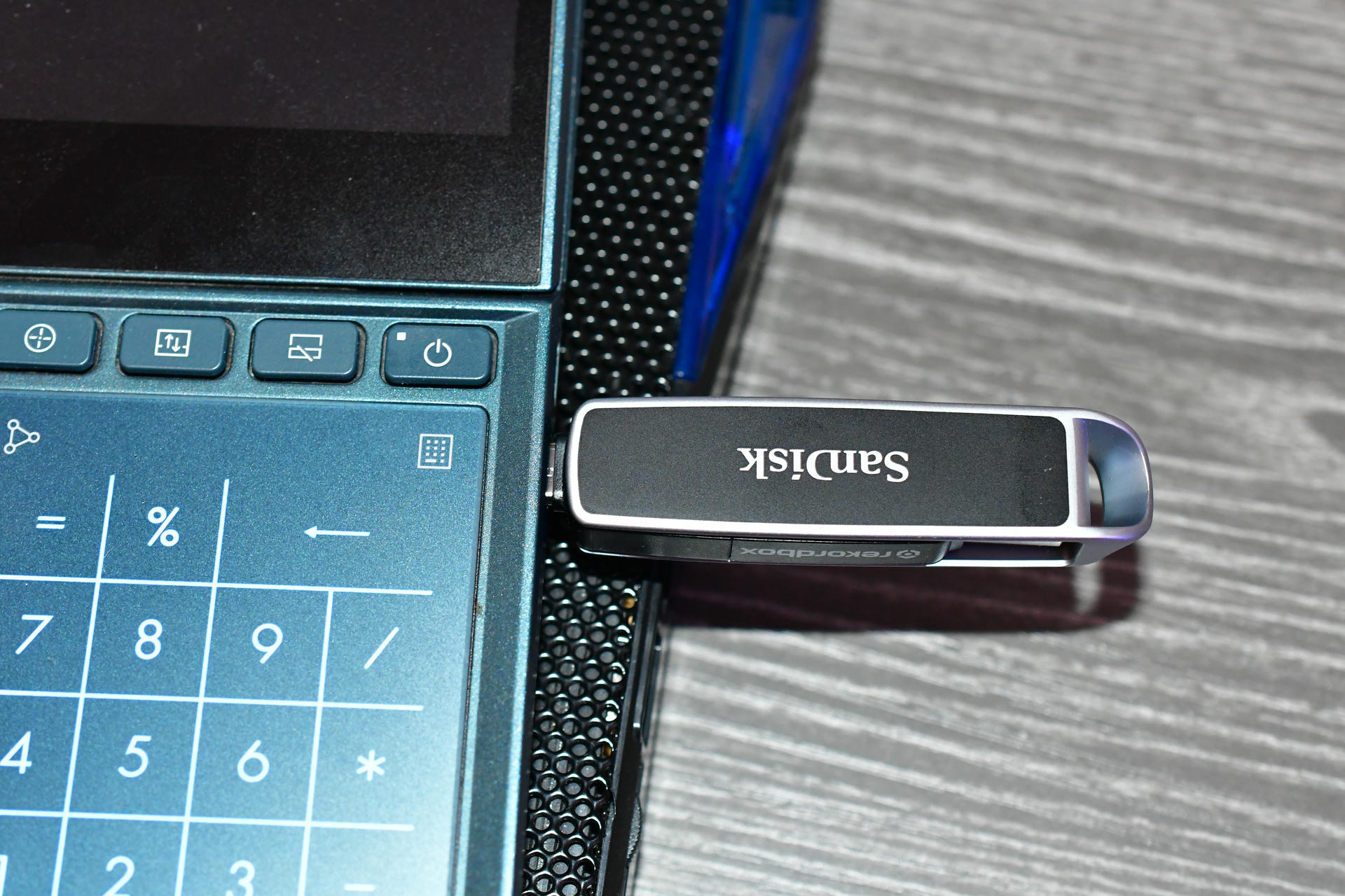 DSC SanDisk DJ Flash Drive da GB DSC SanDisk DJ Flash Drive da GB