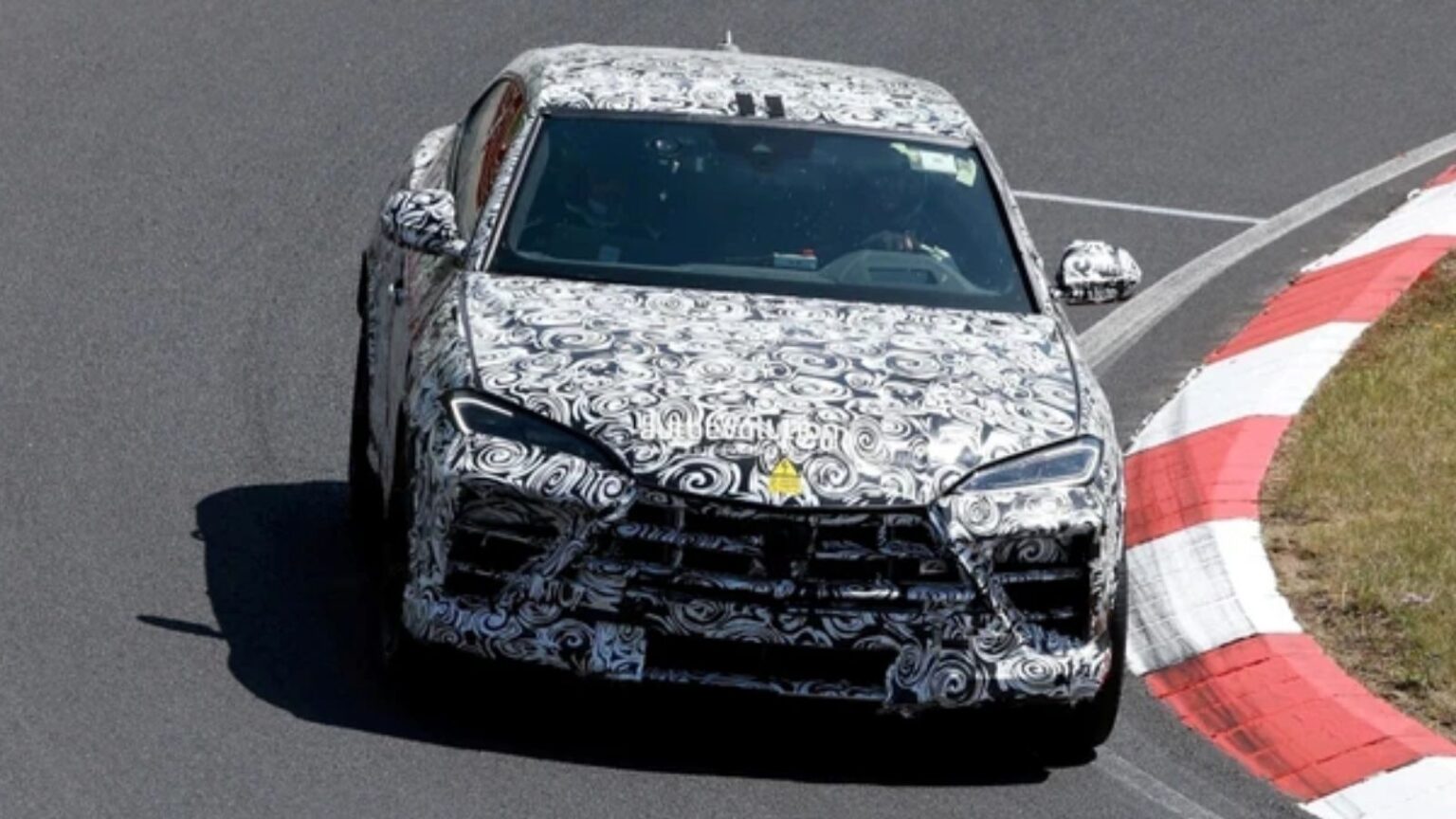 Lamborghini Urus SE Performante: intravisti la sua potenza e lo stile da pista