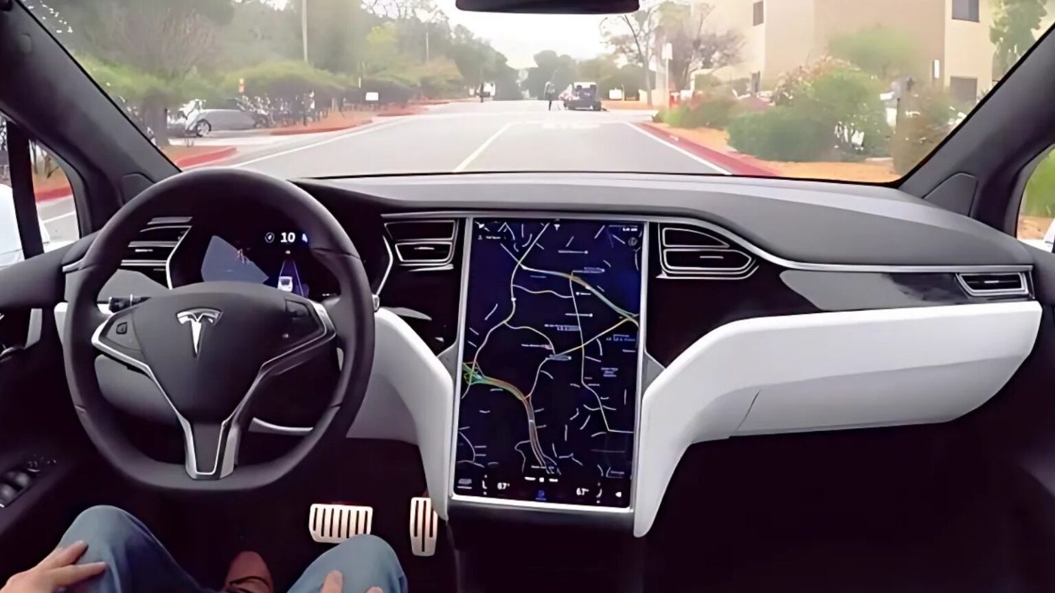 Tesla sorprende l’Europa con la guida autonoma: FSD per affrontare le città trafficate