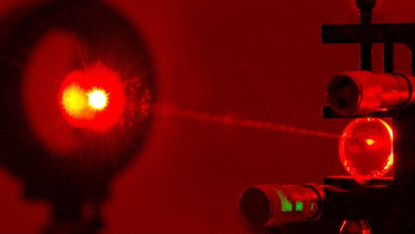 Nuovo Cristallo laser cinese: arma segreta per colpire i satelliti?