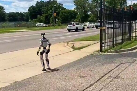 Un robot umanoide si aggira per le strade della città