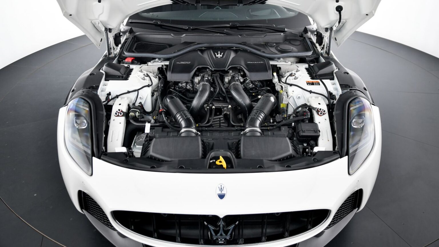 Maserati, Ferrari, V8