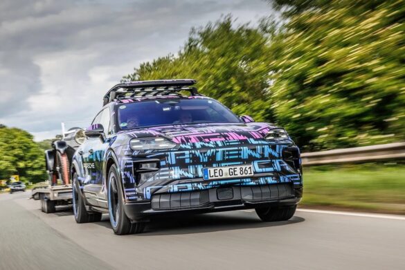 Porsche Cayenne Electric, il prototipo con livrea camouflage conquista il primo record