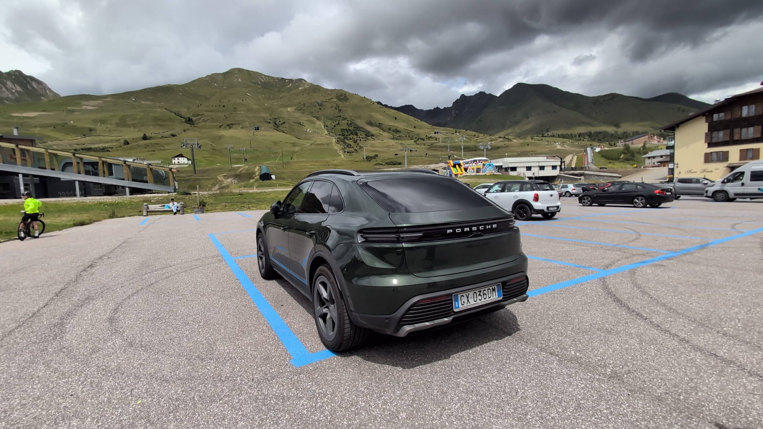 Porsche Macan S () Porsche Macan S ()