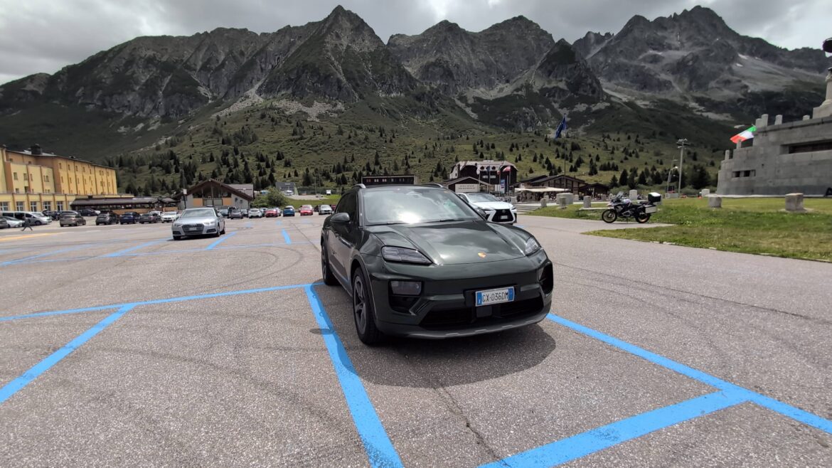 Porsche Macan S () Porsche Macan S ()