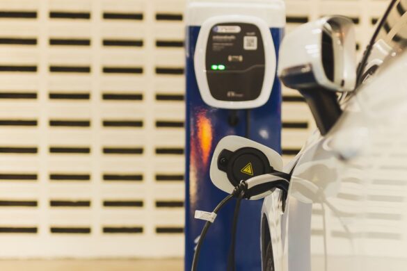 Auto elettriche, aumentano gli incentivi per le famiglie francesi