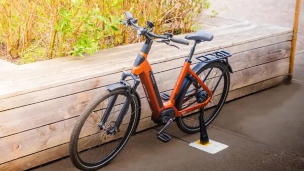 Bici elettriche, arriva la ricarica wireless per le eBike: basta stop per ricaricarleq