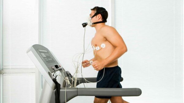 Un nuovo adesivo della Texas A\&M migliora l’aderenza con il sudore, evitando irritazioni e rendendo più comodi i dispositivi medici.