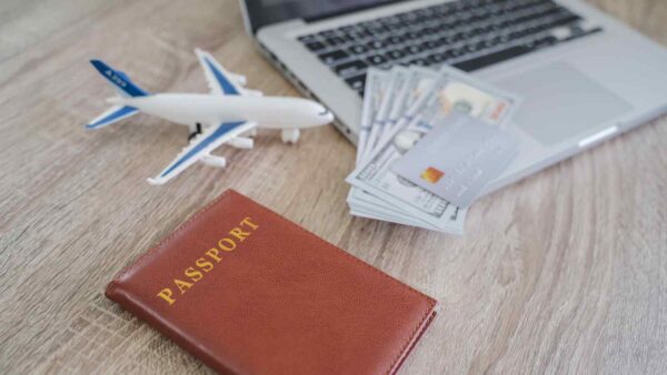 Controlli più smart, animali in cabina e nuove regole bagagli: volare in Europa sta diventando molto più tech (e un po’ meno stressante).