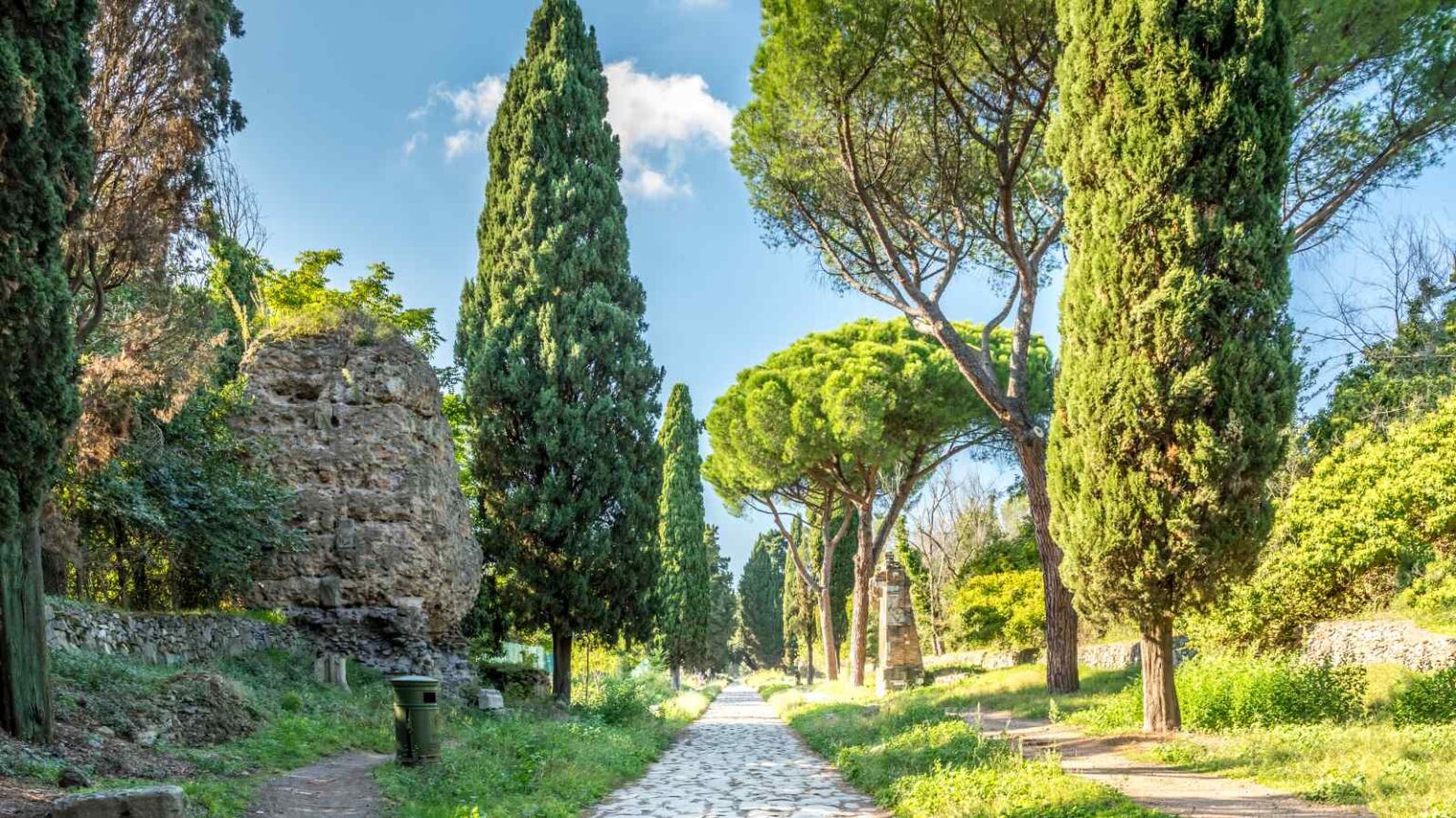 Roma introduce una ZTL elettronica nei weekend sull’Appia Antica per ridurre traffico e proteggere l’area storica.
