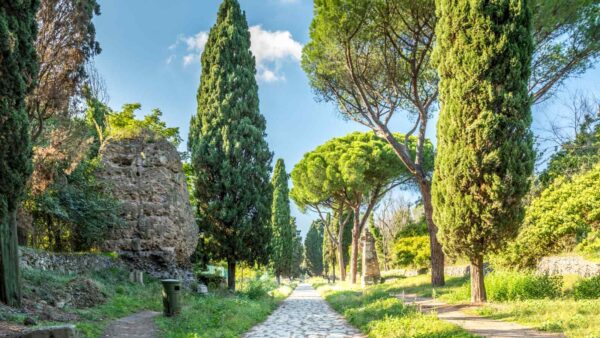 Roma introduce una ZTL elettronica nei weekend sull’Appia Antica per ridurre traffico e proteggere l’area storica.
