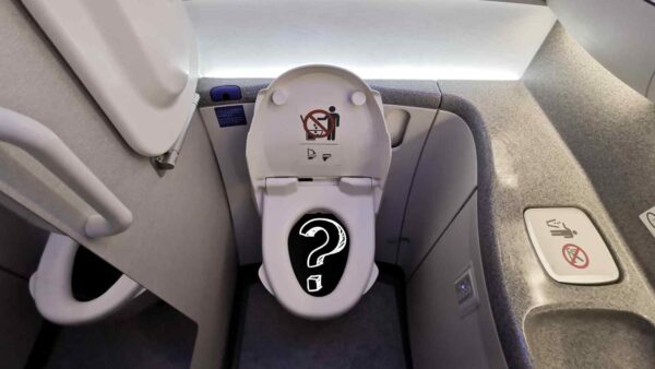 Lo scarico del bagno in aereo usa la differenza di pressione per aspirare tutto senza pompe, grazie a un sistema a vuoto dal 1975.