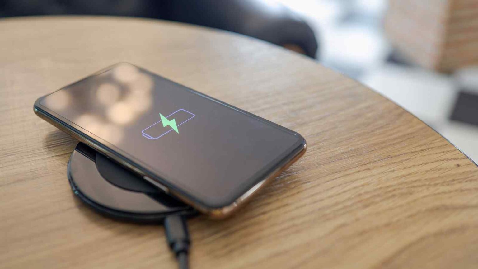 Qi2 25W unifica la ricarica wireless veloce con magneti, migliorando efficienza e compatibilità tra Apple e Android.