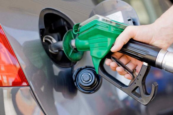 Il greggio cala, la benzina no: il paradosso dei prezzi alla pompa
