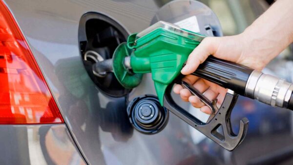 Il petrolio cala del 13%, ma benzina e diesel scendono a fatica: il Codacons denuncia possibili speculazioni sui prezzi.