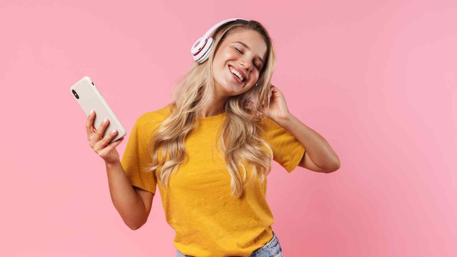 Una falla nei chip Bluetooth Airoha espone milioni di cuffie famose a spionaggio e accessi non autorizzati, senza notifiche.