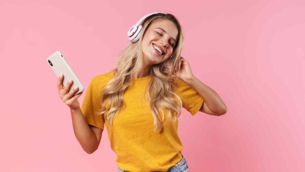 Una falla nei chip Bluetooth Airoha espone milioni di cuffie famose a spionaggio e accessi non autorizzati, senza notifiche.