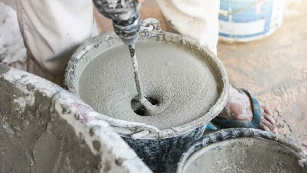 Un cemento bioispirato ai licheni si autoripara con funghi e cianobatteri, sigillando crepe senza manutenzione esterna.