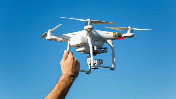 Un guanto hi-tech permette di controllare un drone con la mano, rendendo i movimenti più naturali e precisi anche in spazi complessi.