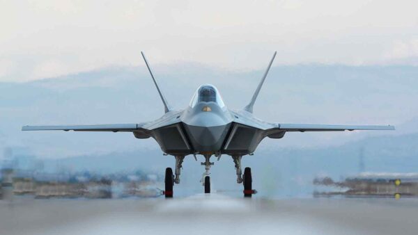 Il caccia turco KAAN integra un sistema laser antimissile automatico, segnando un salto tecnologico nella difesa aerea moderna.